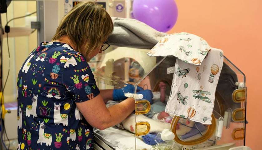 Klinika Neonatologii Uniwersyteckiego Szpitala Klinicznego we Wrocławiu to jedna z największych i najlepiej wyposażonych placówek w regionie 