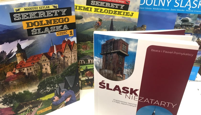 Na zdjęciu książki do wygrania od Wydawnictwa Księży Młyn z Łodzi