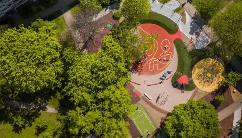 <p>Plac zabaw przy ul. Zielonog&oacute;rskiej - widok z drona.</p>