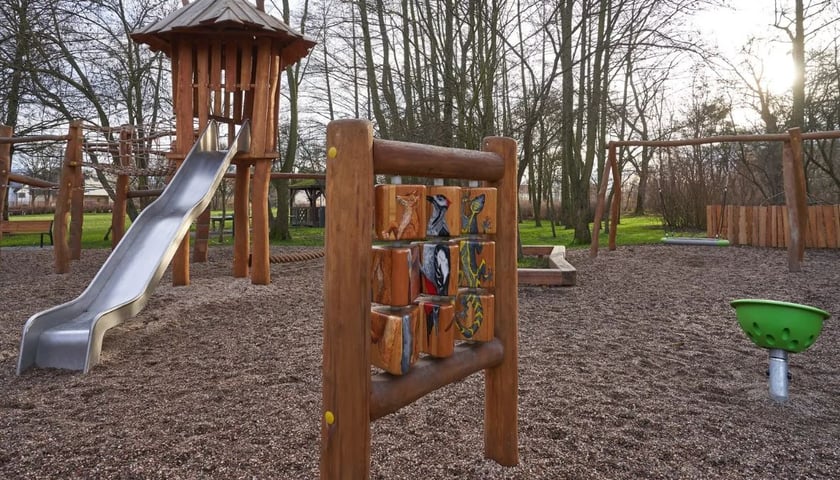 <p>Plac zabaw w parku Bieńkowickim.</p>
