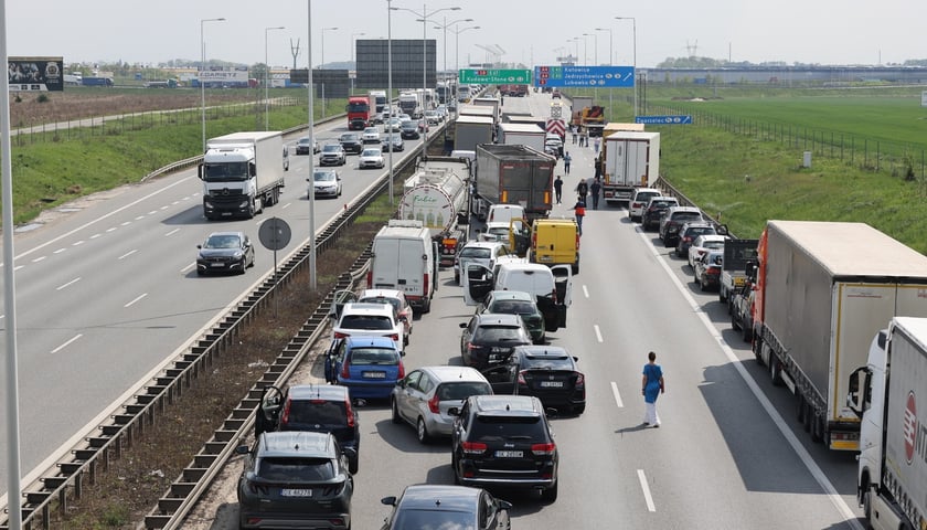 Samochody stojące w korku na autostradzie A4 koło Wrocławia, zdjęcie ilustracyjne 