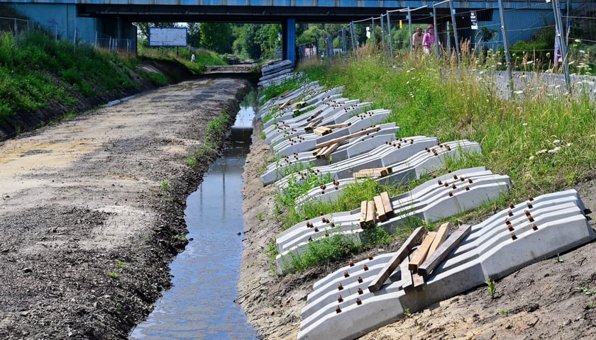 Zdjęcie z lipca 2025 roku. Miejsce budowy wojskowych torów kolejowych na Muchoborze Wielkim zostało objęte zakazem fotografowania. To najbardziej aktualna fotografia, jaką dysponujemy, sprzed wprowadzenia zakazu fotografowania tego miejsca