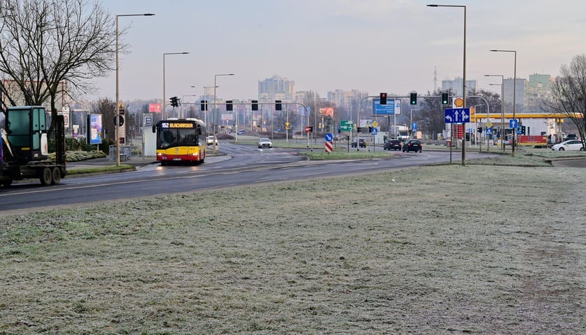 Zachowana przestrzeń pod komunikację zbiorową między ulicą Tyrmanda a rondem Pileckiego&nbsp;
