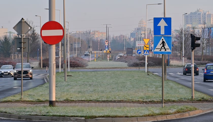 Na tym zdjęciu dobrze widać rezerwę terenu przed i za rondem Pileckiego, kt&oacute;ra zostanie wykorzystana do wybudowania buspasa