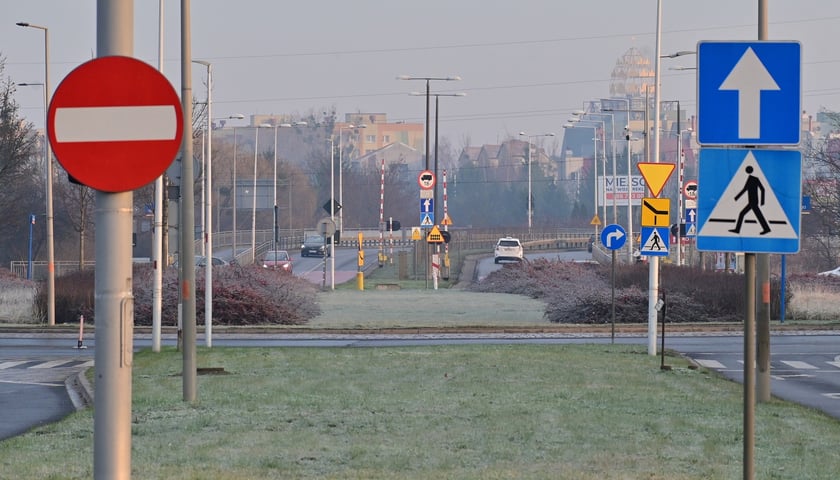 Przed rondem Pileckiego miejsce na buspas jest między jezdniami ulicy Mińskiej&nbsp;