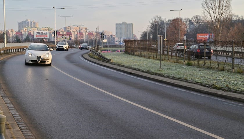 Ulica Strzegomska przebiega nad rzeką Ślęzą. Na potrzeby buspasa będzie musiał powstać most między istniejącymi obecnie mostami&nbsp;