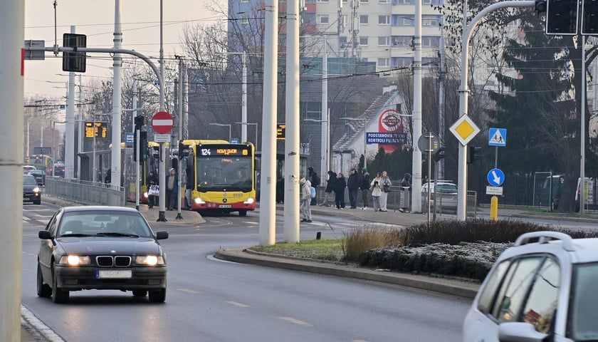 Wydzielony buspas zaczynać się będzie na ulicy Strzegomskiej na skrzyżowaniu z Rogowską. Na zdjęciu widok na to skrzyżowanie, gdzie autobusy jadące w kierunku Muchoboru Wielkiego zjeżdżają z trasy autobusowo-tramwajowej i kontynuują jazdę Strzegomską, a dalej Mińską 