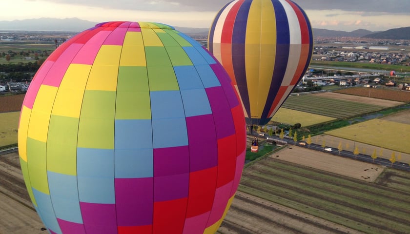 Balony na ogrzane powietrze unoszące się nad polami