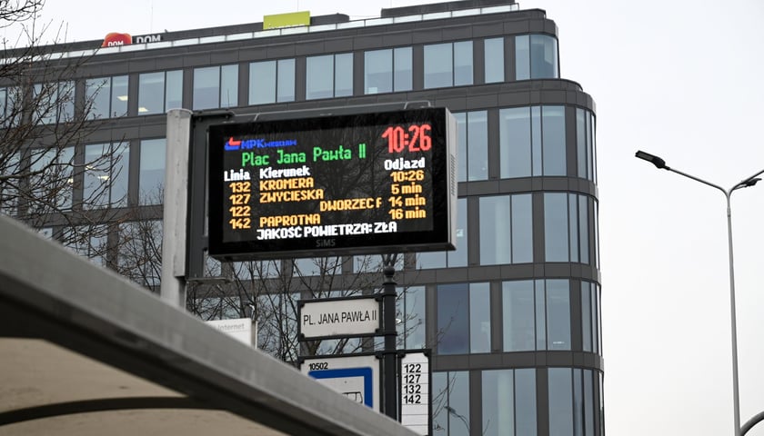 Tak na Placu Jana Pawła II wygląda nowa - testowa - elektroniczna tablica informacyjna 