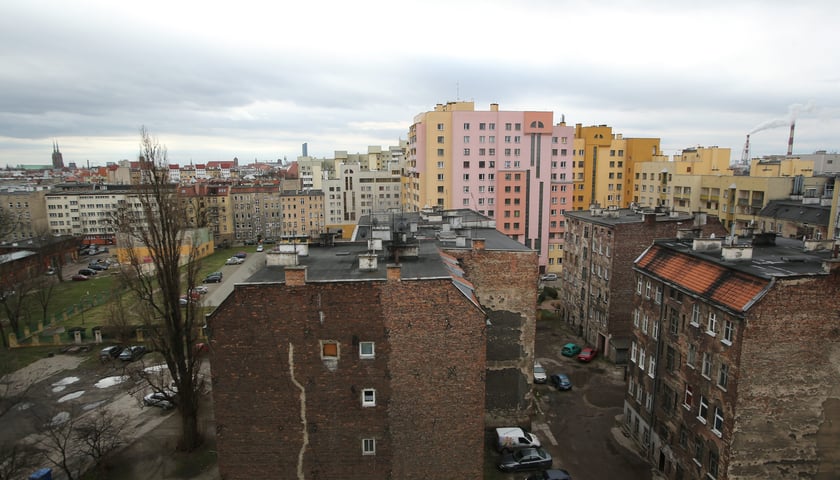 Dachy budynków i kominy, zdjęcie ilustracyjne