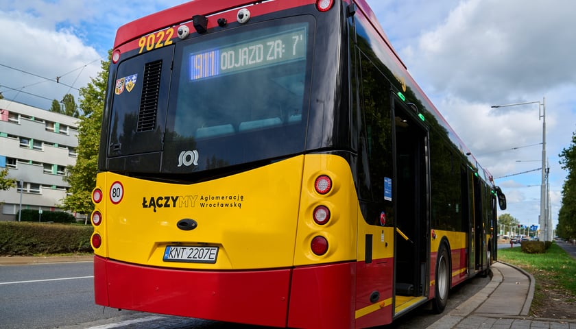 Autobus na zdjęciu ilustracyjnym