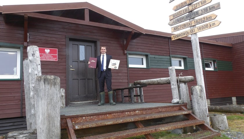 <p>Piotr Niedźwiecki po zdalnej obronie pracy magisterskiej</p>