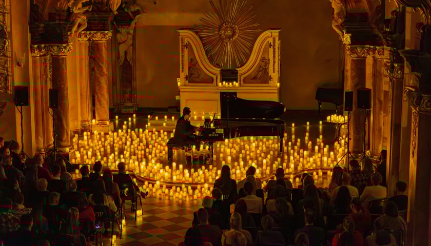 Koncert wśród blasku świec