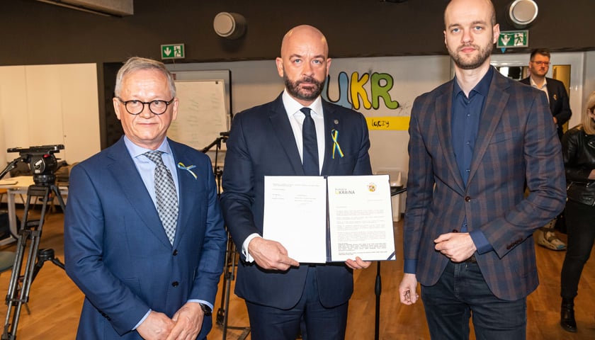 Miasto Wrocław wspiera Fundację Ukraina w działaniach na rzecz uchodźców: Od lewej Grzegorz Dzik, Jacek Sutryk i Artem Zozulia
