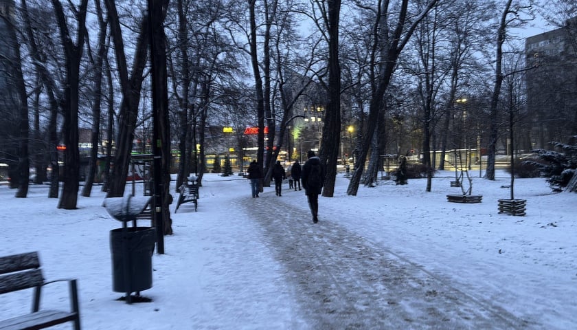 <p>Zima we Wrocławiu - uważamy na śliskie błoto pośniegowe</p>