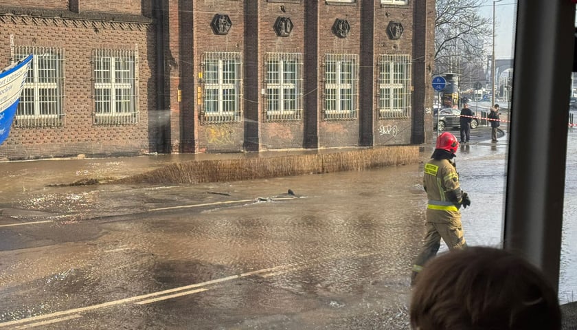 Przy gmachu Poczty płynie strumień wody