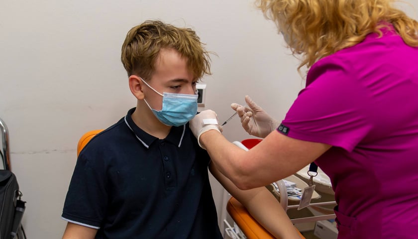 chłopiec przyjmujący szczepionkę, zdjęcie ilustracyjne
