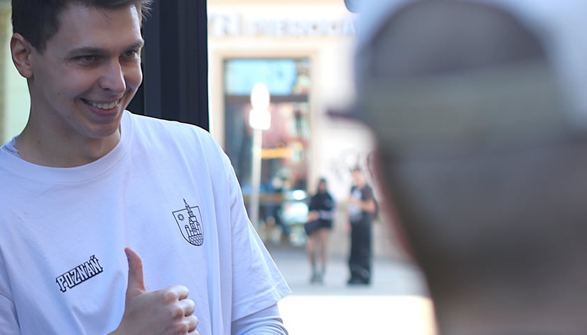 Impreza MPK na Rynku - prezentacja nowego Mercedesa Conecto i bieganie Przemka, który w pojeździe pokonuje dystans półmaratonu