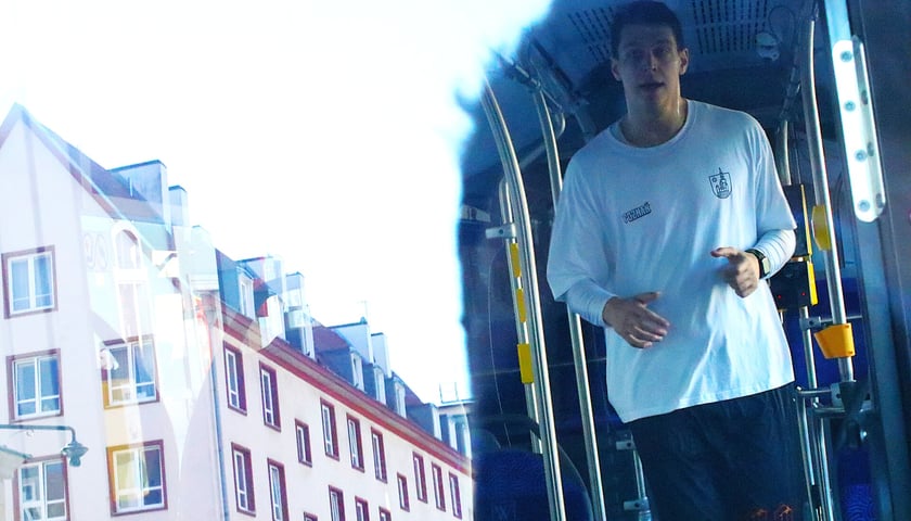 Impreza MPK na Rynku - prezentacja nowego Mercedesa Conecto i bieganie Przemka, który w pojeździe pokonuje dystans półmaratonu