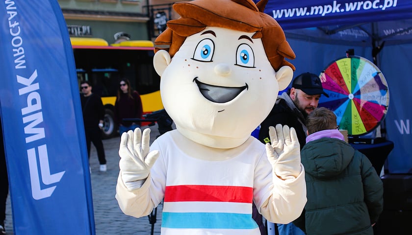 Impreza MPK na Rynku - prezentacja nowego Mercedesa Conecto i bieganie Przemka, który w pojeździe pokonuje dystans półmaratonu