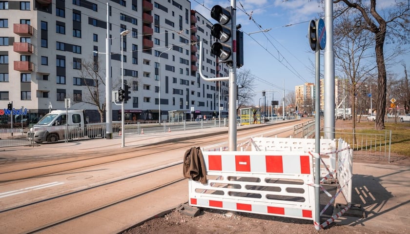 Na Bardzkiej w sąsiedztwie kościoła Ducha Świętego w miejscu dawnego torowiska powstała trasa, którą mogą poruszać się zarówno tramwaje, jak i autobusy