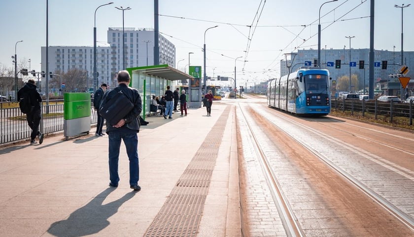 Na Bardzkiej w sąsiedztwie kościoła Ducha Świętego w miejscu dawnego torowiska powstała trasa, którą mogą poruszać się zarówno tramwaje, jak i autobusy