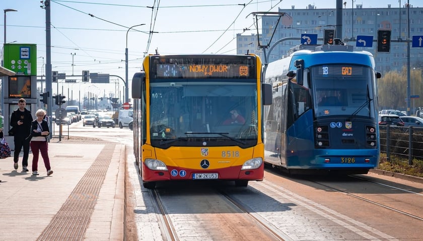 Na Bardzkiej w sąsiedztwie kościoła Ducha Świętego w miejscu dawnego torowiska powstała trasa, którą mogą poruszać się zarówno tramwaje, jak i autobusy