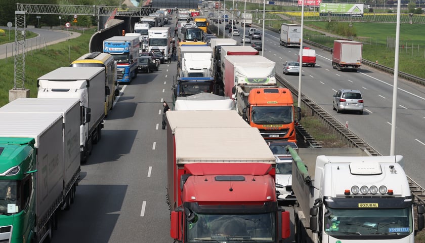 Samochody stoją na drodze. Trasa jest zablokowana, zdjęcie ilustracyjne