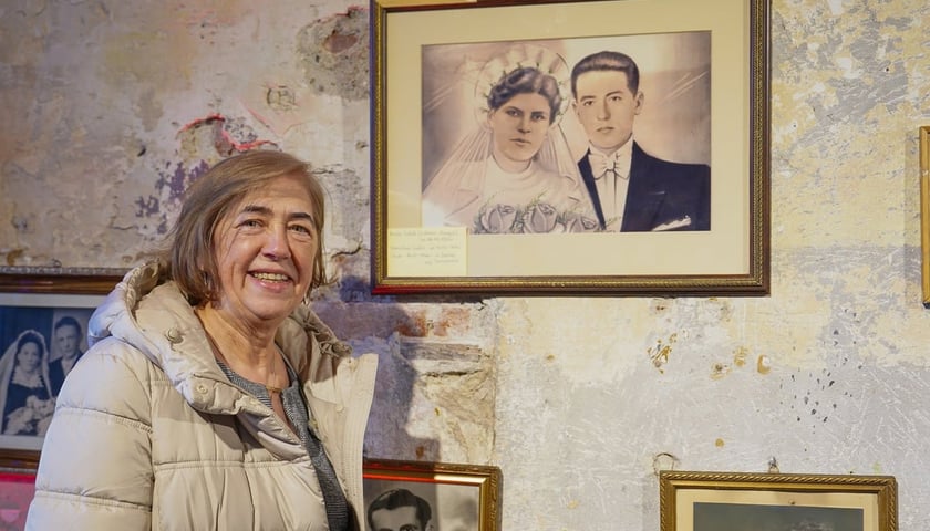 Wystawa „Monidła – portret ślubny” można zobaczyć do 12 kwietnia w Galerii MiserArt . Na zdjęciu jedna z uczestniczek wernisażu. 