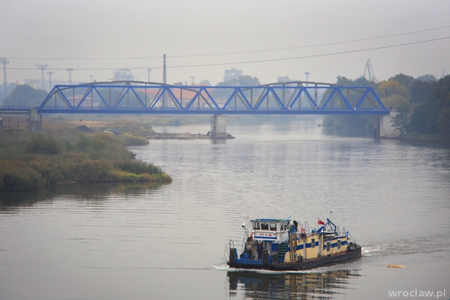 Pociągi jadą nowym mostem nad Odrą