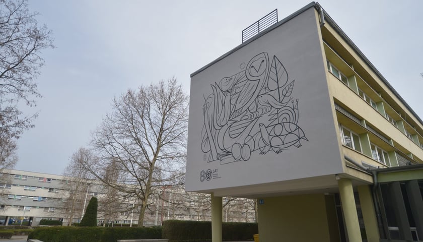 Nowy mural Oteckiego na budynku Katedry Epizootiologii z Kliniką Ptaków i Zwierząt Egzotycznych Uniwersytetu Przyrodniczego we Wrocławiu