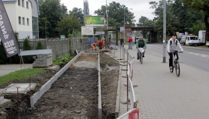 Kończy się budowa nowej ścieżki na Borowskiej [ZDJĘCIA]