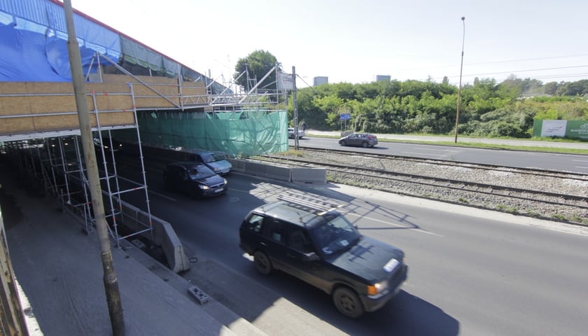 Jeszcze dwa miesiące zwężenie na Legnickiej [ZDJĘCIA]