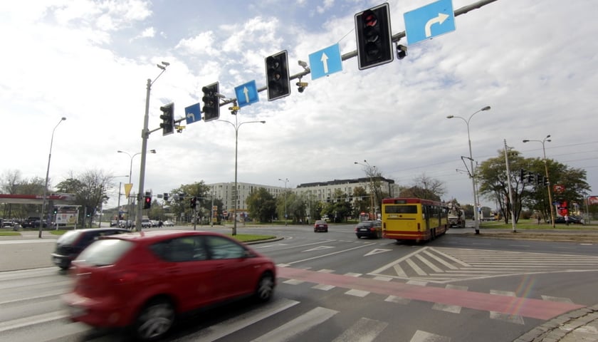 Armii Krajowej: 60 kierowców dziennie wjeżdża na czerwonym