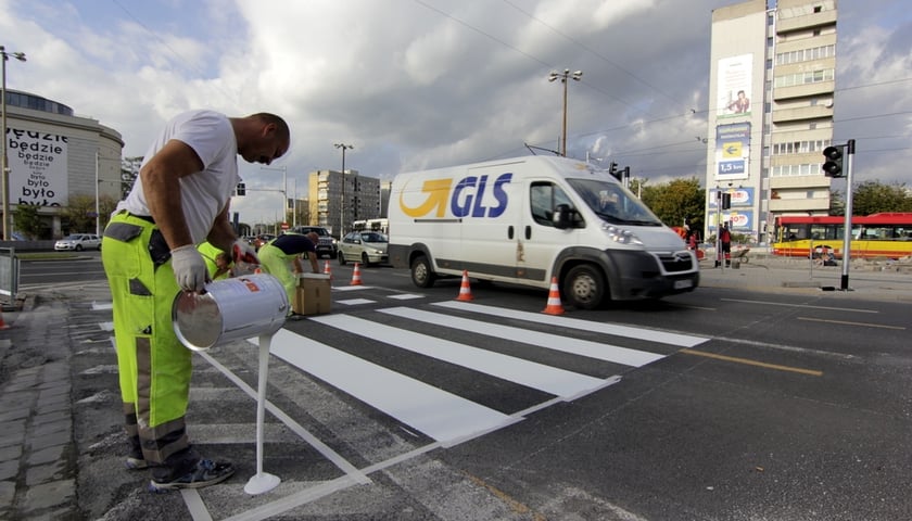 Malują nowe przejście dla pieszych na pl. Strzegomskim [ZDJĘCIA]