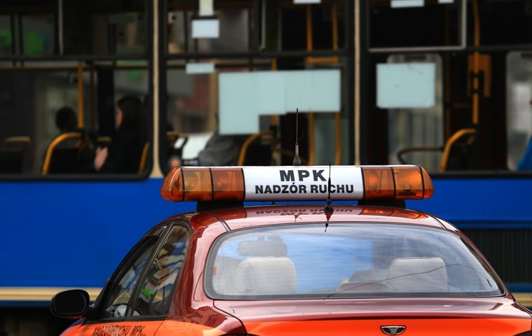 Potrącenie pieszego przez tramwaj na pl. Powstańców Wlkp