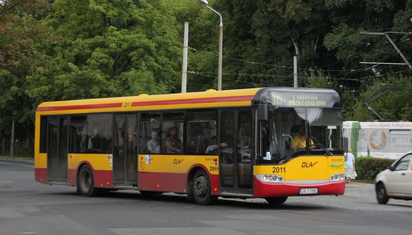 Solaris Urbino 12 #2011 w ruchu liniowym w sierpniu 2008 roku – autobus wyjeżdża z pętli Sępolno