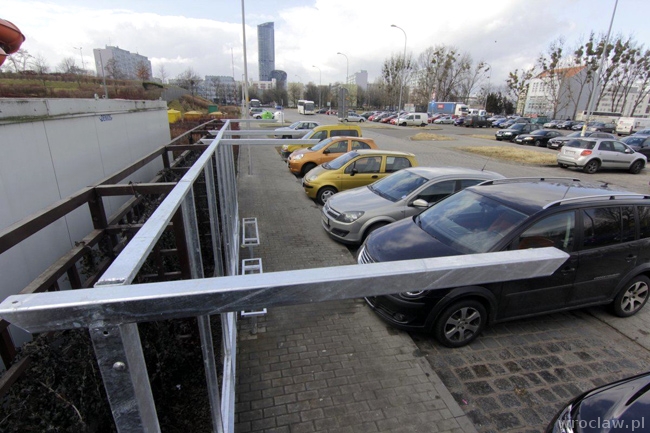 Montują przystanki na węźle przesiadkowym [ZDJĘCIA]