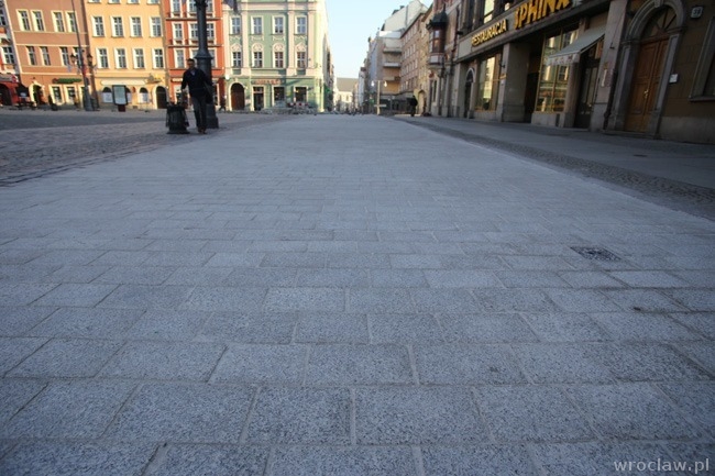 Wymiana nawierzchni Rynku idzie pełną parą [ZDJĘCIA]