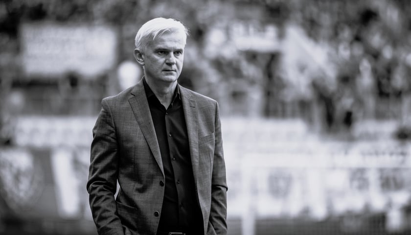 Jacek Magiera, trener piłkarski, m.in. Śląska Wrocław. Na czarno-białym zdjęciu mężczyzna w marynarce