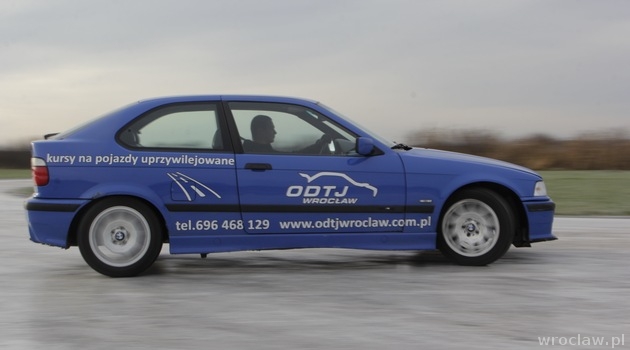 Jak bezpiecznie jeździć autem zimą? [PORADNIK, WIDEO]