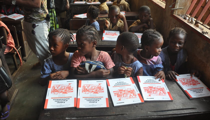 100 tysięcy elementarzy w rękach afrykańskich dzieci. Projekt „Książki dla Gwinei” dobiega końca