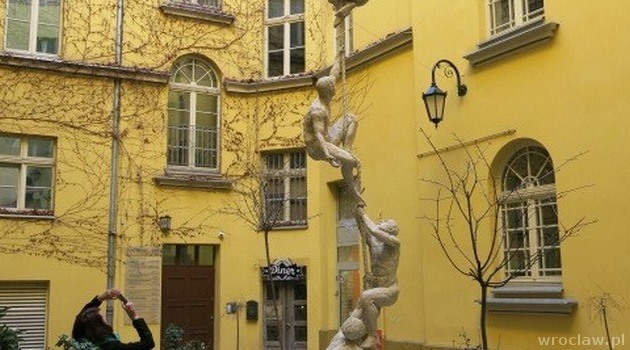 Tolle Skulpturen im Hof des Wohnhauses am pl. Solny