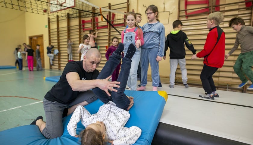 Powiększ obraz: Jacek Marks, trener i instruktor akrobatyki sportowej, Akademia Everest podczas zajęć w świetlicy w Szkole Podstawowej nr 108