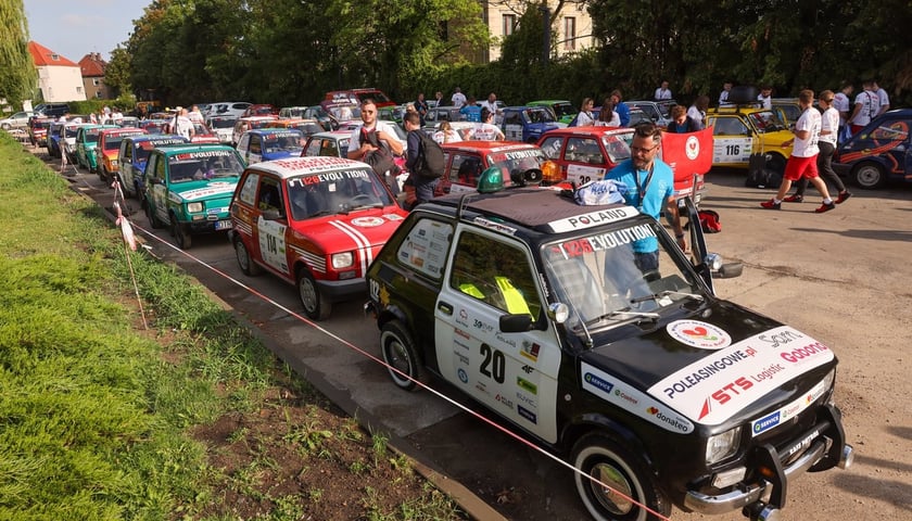 Powiększ obraz: <p>Wielka Wyprawa Maluch&oacute;w 2025 na zdjęciach. Przejazd przez Wrocław</p>