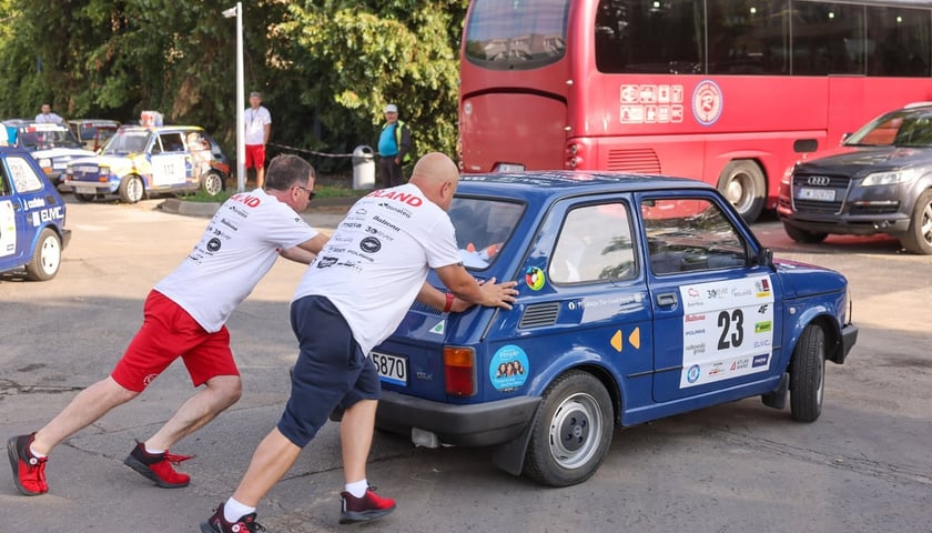 Powiększ obraz: Wielka Wyprawa Maluch&oacute;w 2025 na zdjęciach. Przejazd przez Wrocław