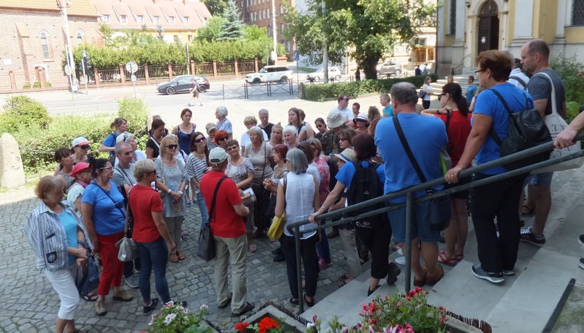 Powiększ obraz: Spacery z przewodnikami co roku przyciągają tłumy