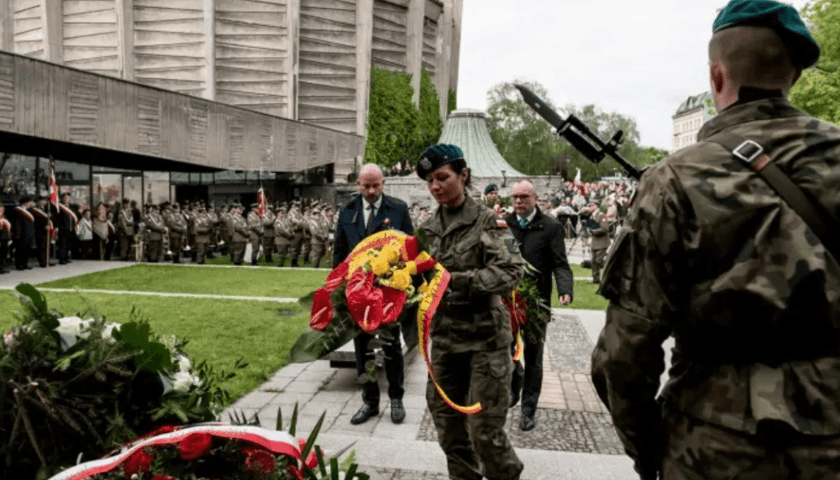 Powiększ obraz: We Wrocławiu uroczystości związane ze świętem Konstytucji mają swoją kulminację pod pomnikiem Konstytucji 3 Maja w parku Słowackiego