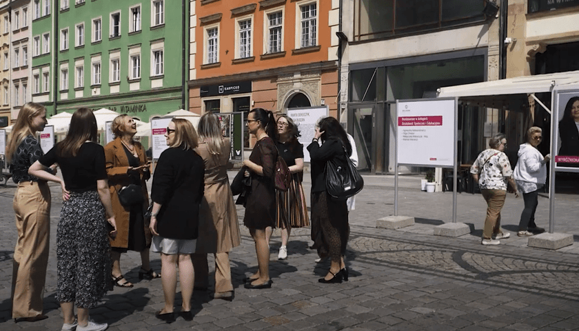 Powiększ obraz: Panie z Wrocławskiej Rady Kobiet i Wrocławianki Roku wspólnie pokazały się na otwarciu plenerowej ekspozycji