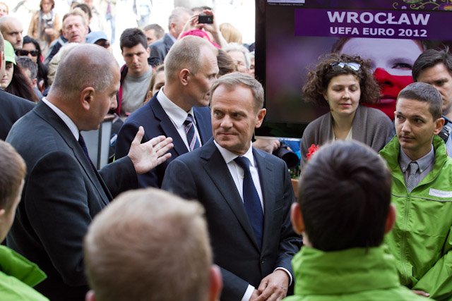 ówcześni: premier Polski Donald Tusk, prezydent Wrocławia Rafał Dutkiewicz i wojewoda dolnośląski Rafał Jurkowalniec z wolontariuszami